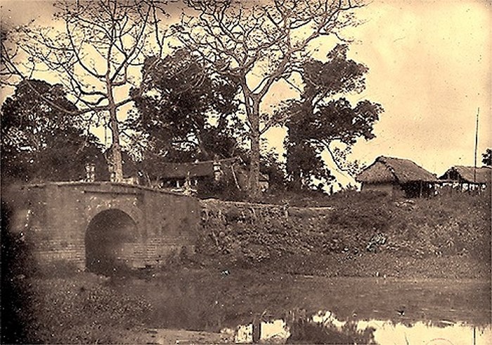 Cầu Giấy, cây cầu nằm gần Ô Cầu Giấy xưa. Ảnh chụp năm 1885 – Gần 70 năm trước ngày giải phóng thủ đô. 